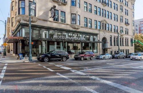 Downtown Memphis Hotel | Enjoy Comfort at Hotel Napoleon Memphis - Pet Friendly Stay