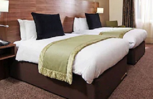 Willian Hotel | Relax at Letchworth Hall: 4-Star Stay with Spa & Pool