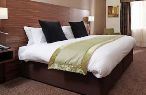 Willian Hotel | Relax at Letchworth Hall: 4-Star Stay with Spa & Pool