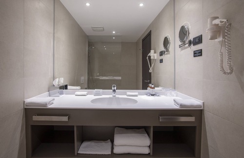 Podgorica Hotel | Elegant voco Podgorica: 5-Star Amenities & Impressive Reviews