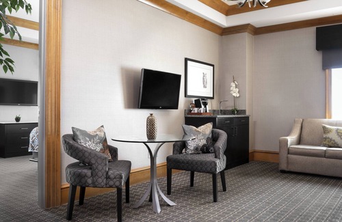 Columbia Hotel | Peak Comfort at voco, The Tiger Hotel in Columbia, MO