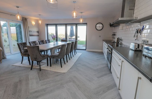 Whitby Cottage | Pet-Friendly VOEBROCH: Cozy Cottage with Ocean Views