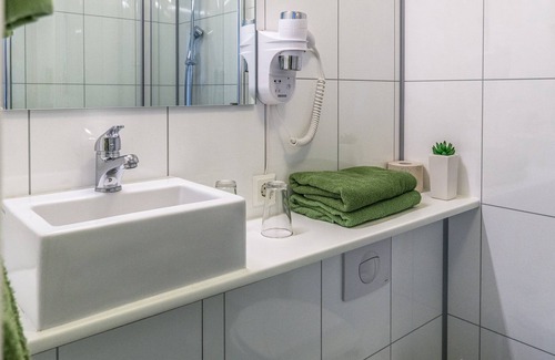 Reykjahlið House | Discover Vogahraun 4: Family-Friendly Stay with Dining