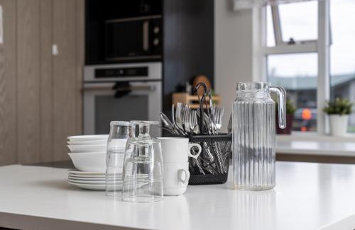 Reykjahlið House | Family-Friendly Vogar Travel Service with Dining & Kitchenette