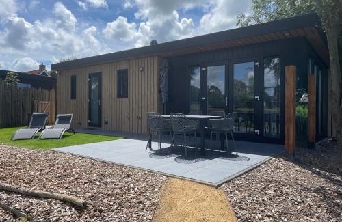 Burgerbrug House | Vogelvrij: Idyllic Retreat with Scenic Views & Pet-Friendly
