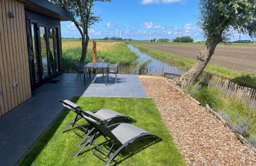 Burgerbrug House | Vogelvrij: Idyllic Retreat with Scenic Views & Pet-Friendly