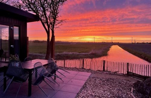 Burgerbrug House | Vogelvrij: Idyllic Retreat with Scenic Views & Pet-Friendly