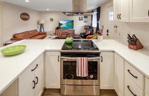 Southeast Boise House | Discover VogueTown: Guest Rated 8.9 with On-site Dining