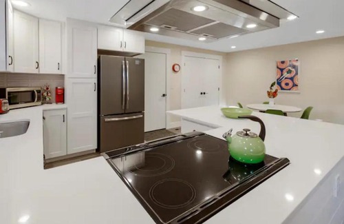 Southeast Boise House | Discover VogueTown: Guest Rated 8.9 with On-site Dining