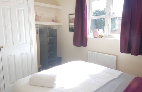 Netley House | Vokes House: Family-Friendly Stay with Parking & Breakfast