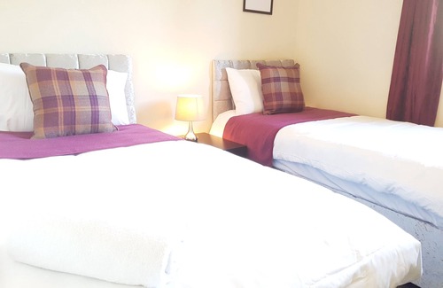 Netley House | Vokes House: Family-Friendly Stay with Parking & Breakfast