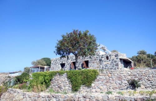 Mandraki Apartment | Pet-Friendly Escape at Volcano View Nisyros, Rated 8.9/10