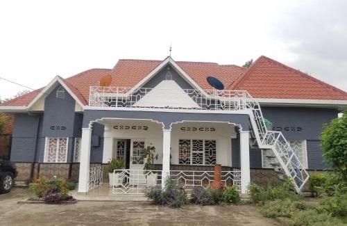 Ruhengeri House | Inviting Volcano View: Rated 9/10 with Family-Friendly Amenities