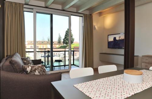 Peschiera del Garda City Centre Apartment | Elegant Voltoni Home: 4-Star Family-Friendly Retreat