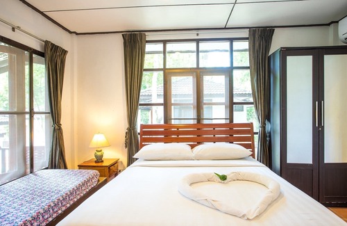 Rayong Hotel | Discover Vongdeuan Resort: Poolside Relaxation Awaits