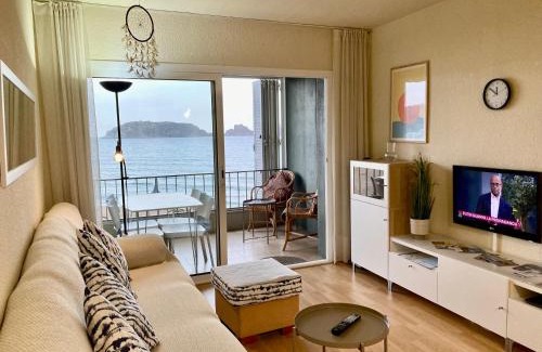 Els Griells Apartment | Unforgettable Stays at Voramar Viu Bé with Oceanfront Views