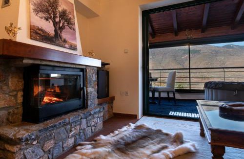 Edessa Ski Chalet | Stunning VORAS 180° VIEW: Family-Friendly with Hot Tub
