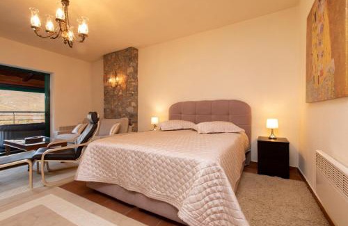 Edessa Ski Chalet | Stunning VORAS 180° VIEW: Family-Friendly with Hot Tub
