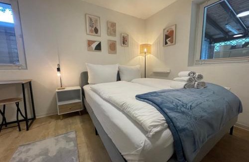 Eichwalde Apartment | Vorstadtoase: Cozy Apartment with Smart TV Near BER