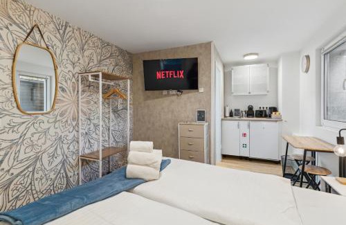 Eichwalde Apartment | Vorstadtoase: Cozy Apartment with Smart TV Near BER