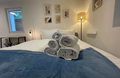 Eichwalde Apartment | Vorstadtoase: Cozy Apartment with Smart TV Near BER