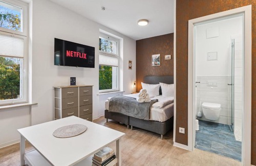 Eichwalde Apartment | Convenient Oasis for 3 - Parking, Kitchen & Netflix Near BER