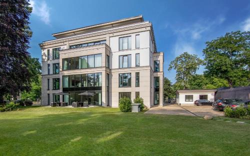 Zentrum-Sued Hotel | Elegant Voss Villa: 5-Star Reviews & Family-Friendly Stays