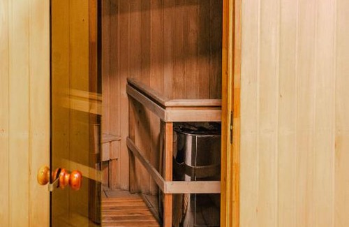 Belogorsk Hotel | Budget-Friendly Vostok - 2000: Pet Friendly with Hot Tub
