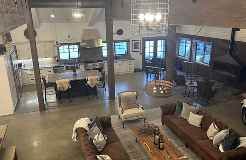 Cle Elum House | Discover Barndominium with Private Lake & Hot Tub Getaway