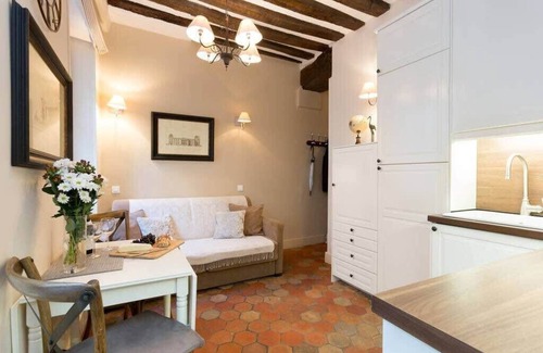 Saint-Victor Apartment | Indulge at Le Voyage En Isle - Top-Rated on Ile Saint Louis