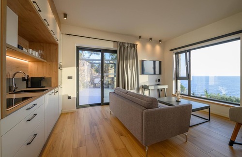 Lefktron Apartment | Pet-Friendly Vrahos Executive Suite with Kitchen & Breakfast