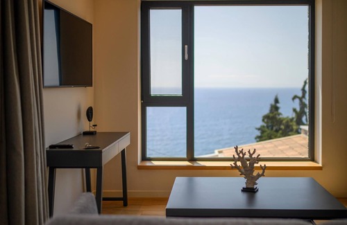 Lefktron Apartment | Pet-Friendly Vrahos Executive Suite with Kitchen & Breakfast