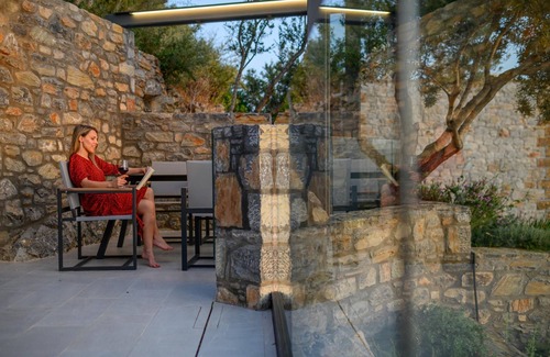 Lefktron Apartment | Pet-Friendly Vrahos Executive Suite with Kitchen & Breakfast