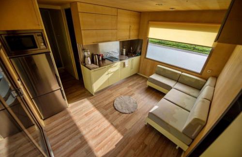 Metlika House | VRBA mobile house by the Kolpa river BIG BERRY Metlika