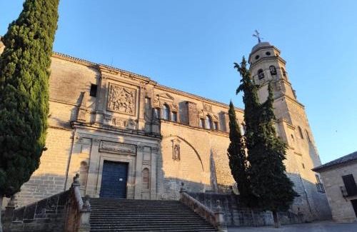 Old Town Baeza House | Experience VTAR Casa del AOVE: Poolside Family Retreat