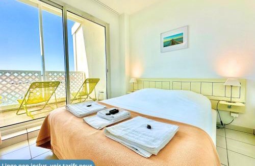 Fouras Apartment | Oceanfront Vue Mer et Piscine, Steps from the Beach