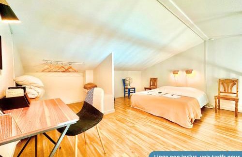 Fouras Apartment | Oceanfront Vue Mer et Piscine, Steps from the Beach