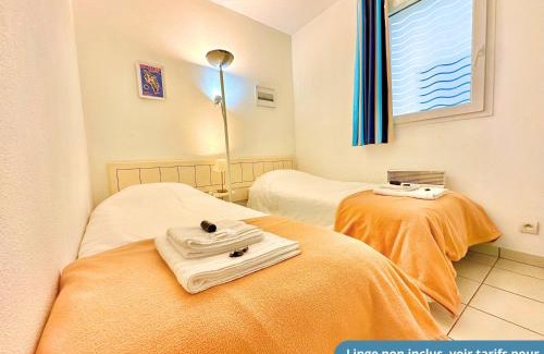 Fouras Apartment | Oceanfront Vue Mer et Piscine, Steps from the Beach