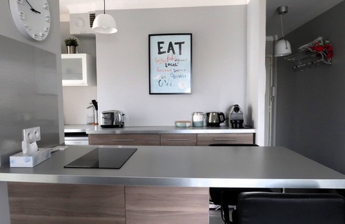 7th Arrondissement Apartment | Cozy Vue Mer: Family-Friendly Beachside Retreat with WiFi