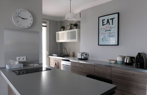 7th Arrondissement Apartment | Cozy Vue Mer: Family-Friendly Beachside Retreat with WiFi