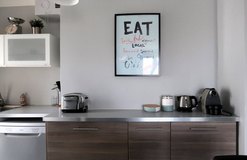 7th Arrondissement Apartment | Cozy Vue Mer: Family-Friendly Beachside Retreat with WiFi