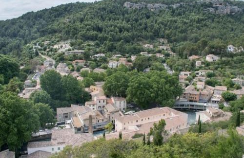 Fontaine-de-Vaucluse Apartment | Breathtaking Views of Castle, Mountains & Grottos Awaits