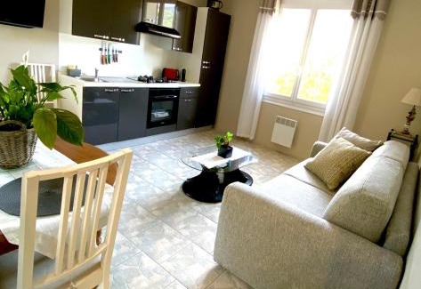 Fontaine-de-Vaucluse Apartment | Breathtaking Views of Castle, Mountains & Grottos Awaits
