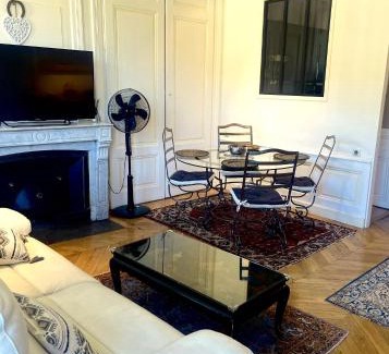 Fourviere Apartment | Unwind at Vue sur l'eau with 8.7/10 Guest Ratings