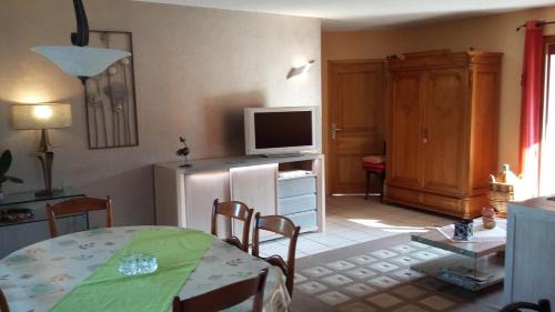 Saint-Joseph-de-Riviere House | Scenic Mountain Views in a Serene Family-Friendly Retreat