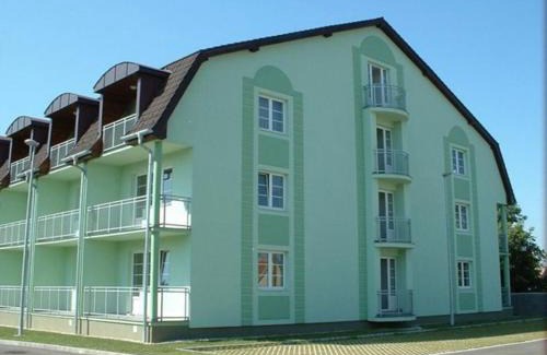 Sarvar Apartment | Family-Friendly Vukmán Apartman with High Ratings