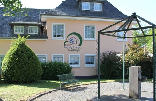 Daun House | Vulkaneifel Cozy Holiday Residence with Spa & Pet-Friendly Perks