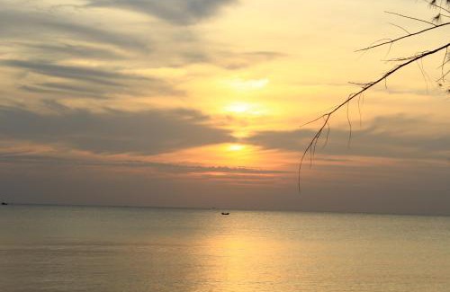 Cua Can Village Resort | Beachfront Bliss at Vung Bau Resort with Family Amenities