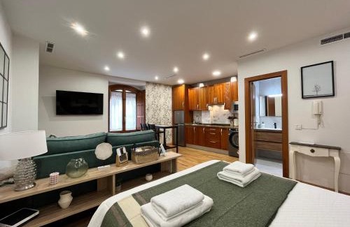 Old Town Apartment | Enchanting VUT San Pablo: Child-Friendly Stay, 9.4/10 Rating