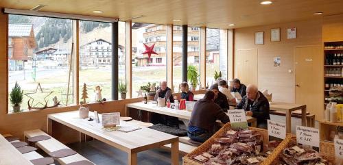 Warth Bed & Breakfast | Discover Wäldermetzge Hüttenzimmer: Family-Friendly Retreat